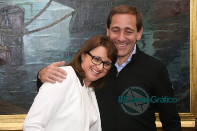 Garro le entregó la llave de la ciudad a la vicepresidenta de Marvel Studios Victoria Alonso