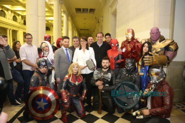 Garro le entregó la llave de la ciudad a la vicepresidenta de Marvel Studios Victoria Alonso