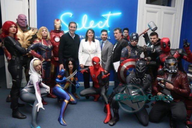 Garro le entregó la llave de la ciudad a la vicepresidenta de Marvel Studios Victoria Alonso