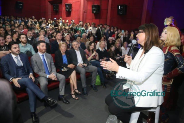 Garro le entregó la llave de la ciudad a la vicepresidenta de Marvel Studios Victoria Alonso