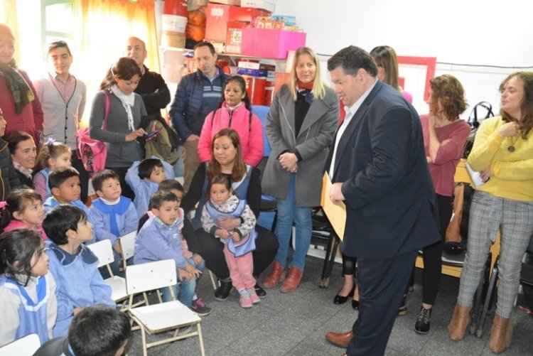 Acto por el día del Maestro: Nedela entregó al Jardín 909 el anteproyecto del nuevo edificio