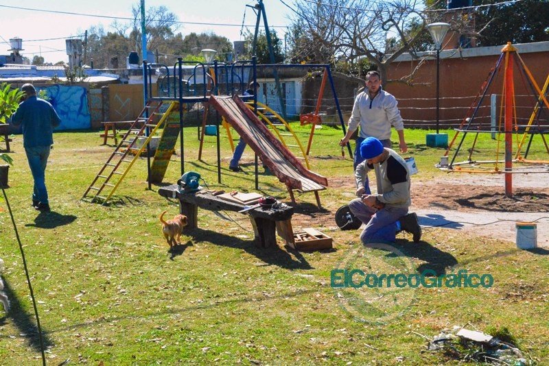 La política del "hacemos en campaña" arreglando la plaza