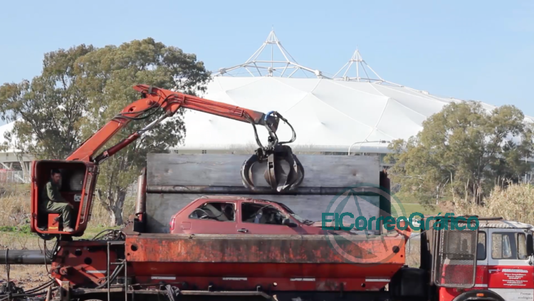 Remoción de autos abandonados en la vía pública en La Plata