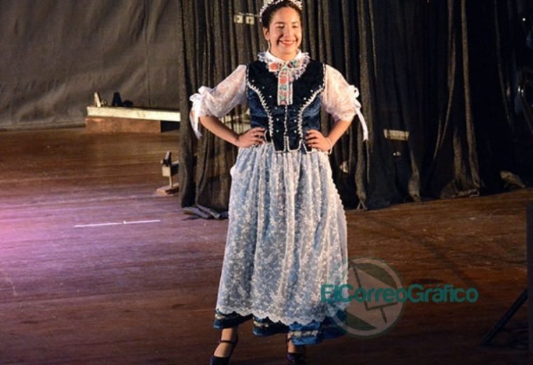 Fiesta Provincial del Inmigrante: Se presentaron las Representantes Culturales de las Colectividades Se presentaron las 20 Representantes Culturales de la Colectividades 07