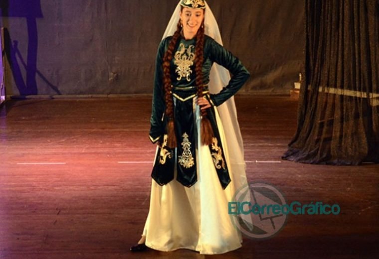 Fiesta Provincial del Inmigrante: Se presentaron las Representantes Culturales de las Colectividades Se presentaron las 20 Representantes Culturales de la Colectividades 13