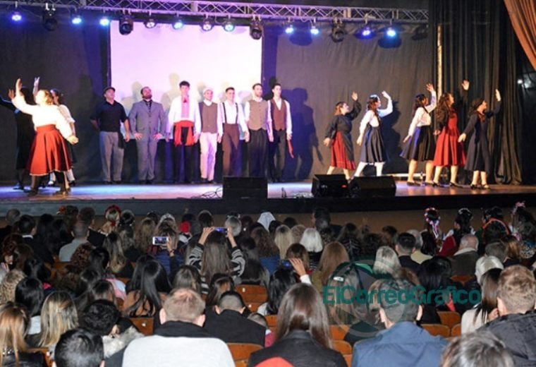 Fiesta Provincial del Inmigrante: Se presentaron las Representantes Culturales de las Colectividades Se presentaron las 20 Representantes Culturales de la Colectividades 26