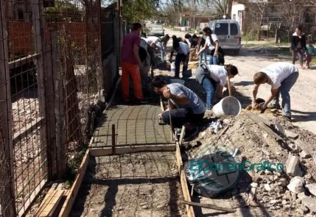 Los candidatos de La Plata, sin Garro ni Saintout, construyeron veredas junto a la organización TECHO