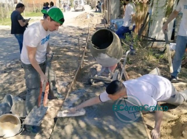 Los candidatos de La Plata, sin Garro ni Saintout, construyeron veredas junto a la organización TECHO