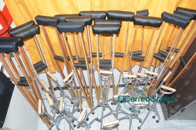 El CFP N° 401 construyó y donó muletas y trípodes al Hospital de Berisso El CFP N° 401 construyó y donó muletas y trípodes al Hospital de Berisso