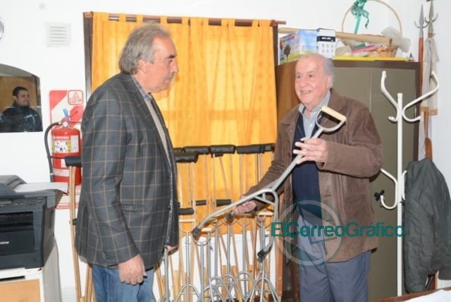 El CFP N° 401 construyó y donó muletas y trípodes al Hospital de Berisso El CFP N° 401 construyó y donó muletas y trípodes al Hospital de Berisso