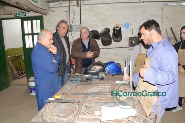 El CFP N° 401 construyó y donó muletas y trípodes al Hospital de Berisso El CFP N° 401 construyó y donó muletas y trípodes al Hospital de Berisso