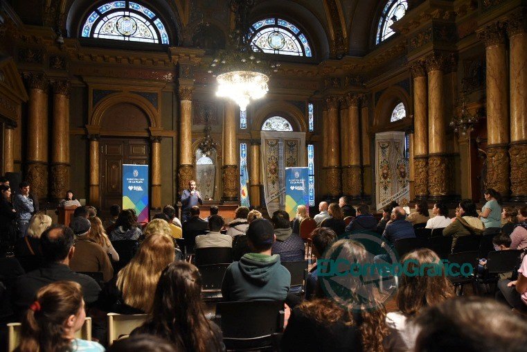Entrega en La Plata de certificados a 1500 familias para refaccionar sus viviendas