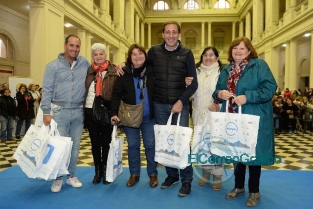 Garro entregó 500 nuevas tablets y ya son 2 mil los adultos mayores que la recibieron