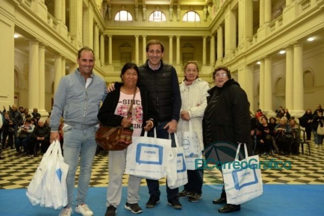 Garro entregó 500 nuevas tablets y ya son 2 mil los adultos mayores que la recibieron