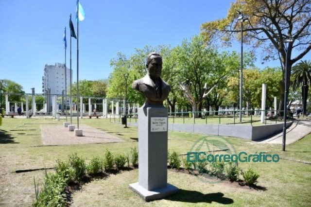 Garro participó del acto de reposición del emblemático busto de Hipólito Yrigoyen