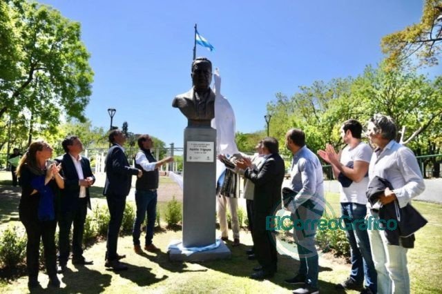 Garro participó del acto de reposición del emblemático busto de Hipólito Yrigoyen
