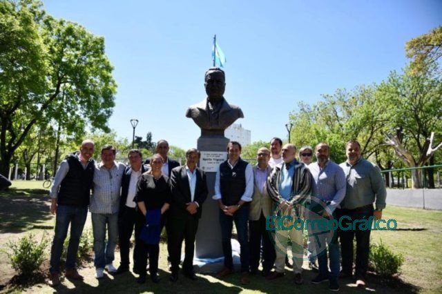 Garro participó del acto de reposición del emblemático busto de Hipólito Yrigoyen