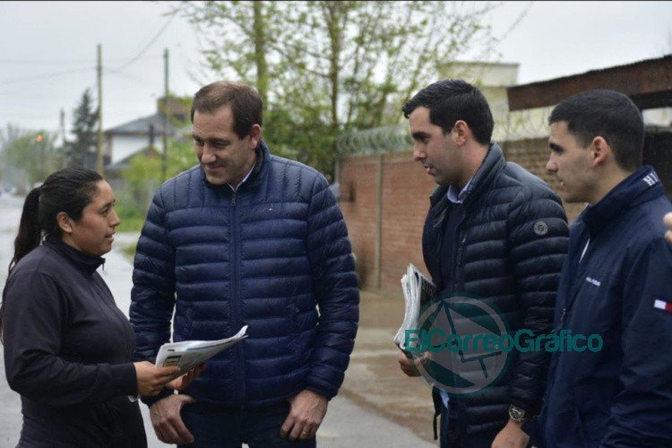 Garro recorrió como candidato por Villa Castells junto a vecinos
