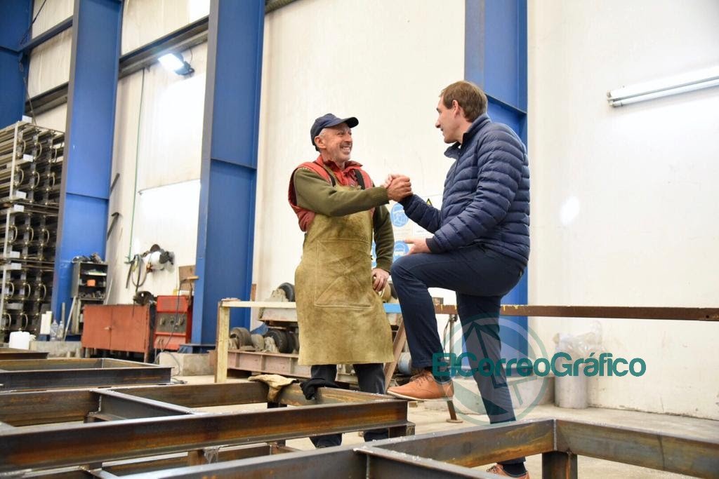 Garro visitó una fábrica en Olmos como parte de su campaña