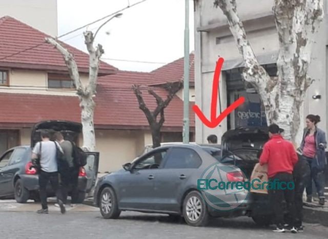 Kicillof se baja de un auto lujoso en cada ciudad y se sube a un Clio "austero" para la foto de campaña