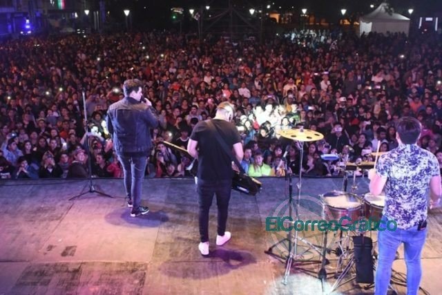 Los Totora le pusieron todo su ritmo ante una gran concurrencia en Berisso Los Totora le pusieron todo su ritmo ante una gran concurrencia en Berisso