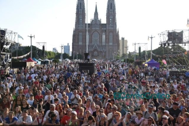 Con múltiples propuestas gastronómicas y culturales, se desarrolla el 137 aniversario de La Plata