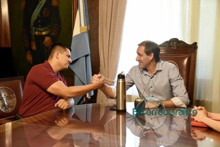 Garro recibió al policía que le salvó la vida a una joven en Altos de San Lorenzo Garro recibió al policía que le salvó la vida a una joven en Altos de San Lorenzo