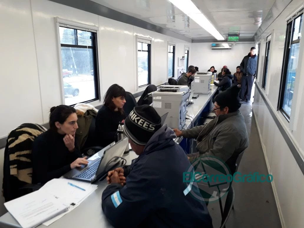 La oficina móvil de ANSES llega a Los Hornos para que los vecinos accedan a diversos trámites
