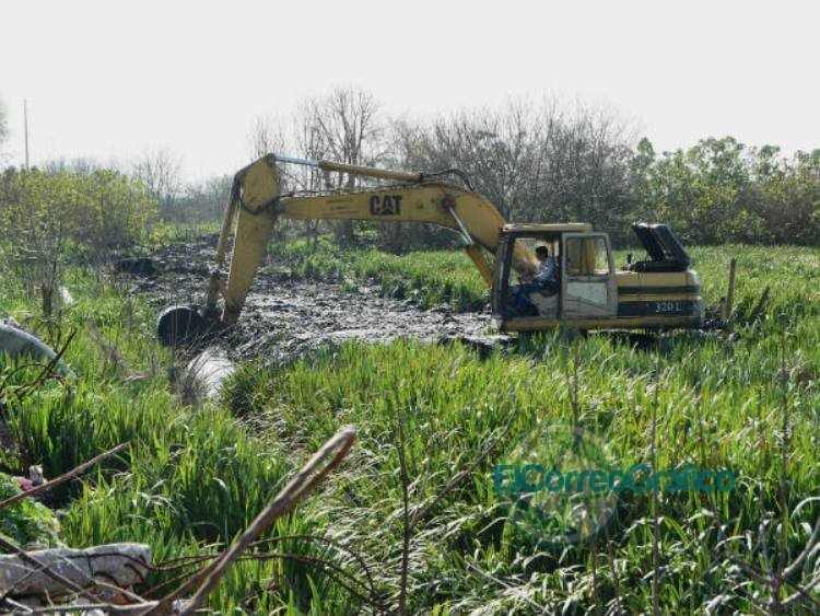 Limpieza en canales que afectan el casco urbano de Berisso