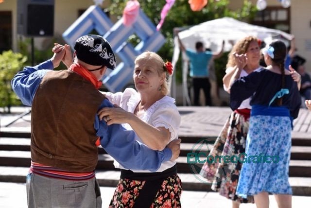 Con coloridas muestras, cerraron los talleres anuales para la tercera edad en Plaza Islas Malvinas