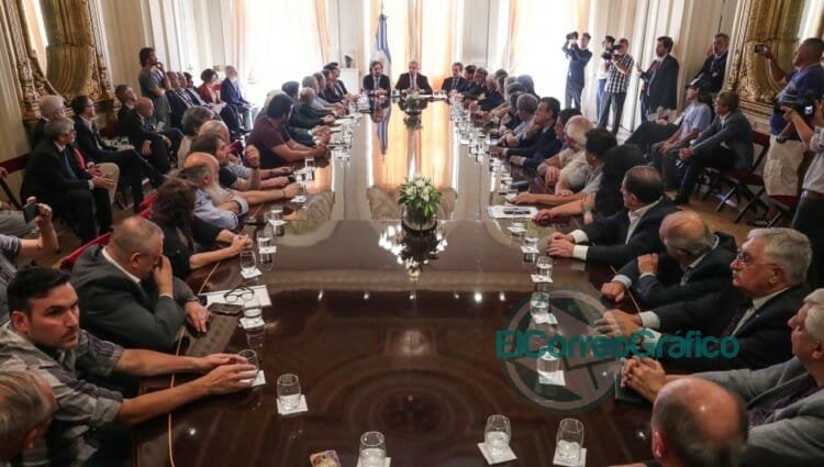 Fernández firmó en Compromiso de Desarrollo y Solidaridad con sindicatos, organizaciones sociales y empresariales Fernández firmó en Compromiso de Desarrollo y Solidaridad con sindicatos, organizaciones sociales y empresariales