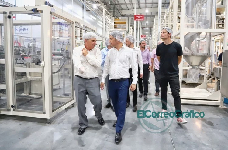 Kicillof recorrió una nueva planta industrial en General Rodríguez