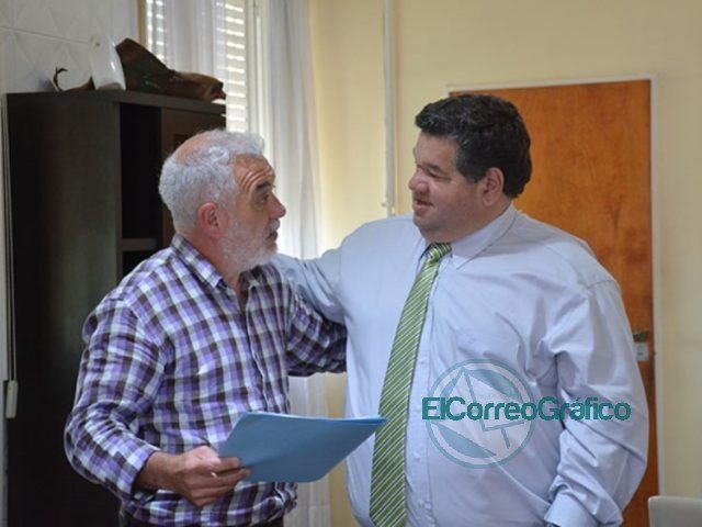 Nedela entregó la Ordenanza de cesión de tierra al Club Estrella de Berisso Nedela entregó la Ordenanza de cesión de tierra al Club Estrella de Berisso
