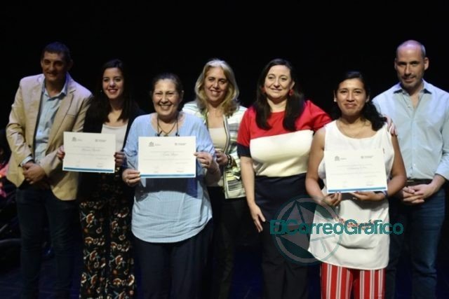Se reconoció a los mejores promedios en educación adulta, especial y universitarios de La Plata