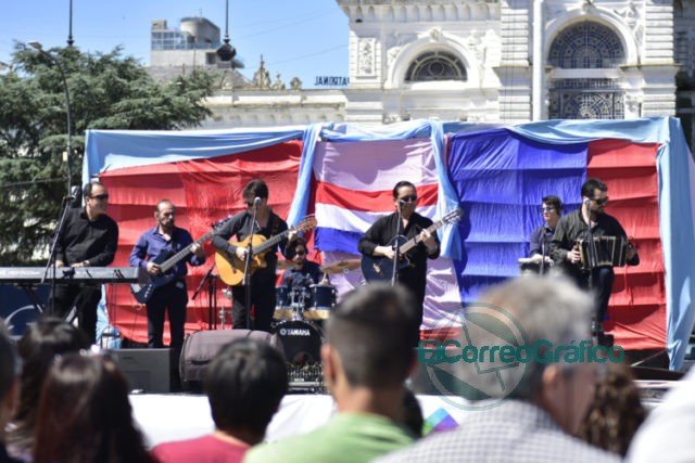 Una multitud celebró en Plaza Moreno el cierre de año de la comunidad paraguaya