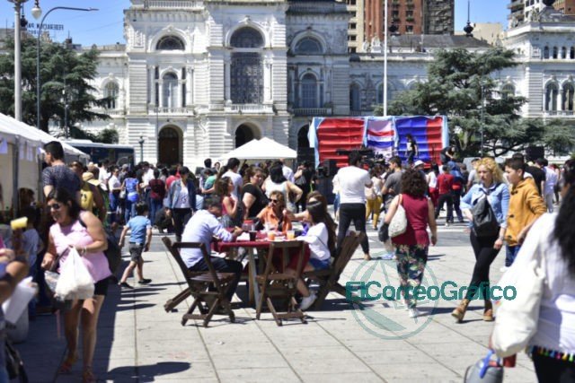 Una multitud celebró en Plaza Moreno el cierre de año de la comunidad paraguaya