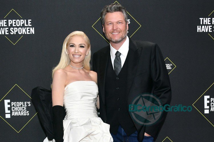 Blake Shelton y Gwen Stefani se abrazan en el video musical de 'Nobody But You' Blake Shelton y Gwen Stefani se abrazan en el video musical de 'Nobody But You'