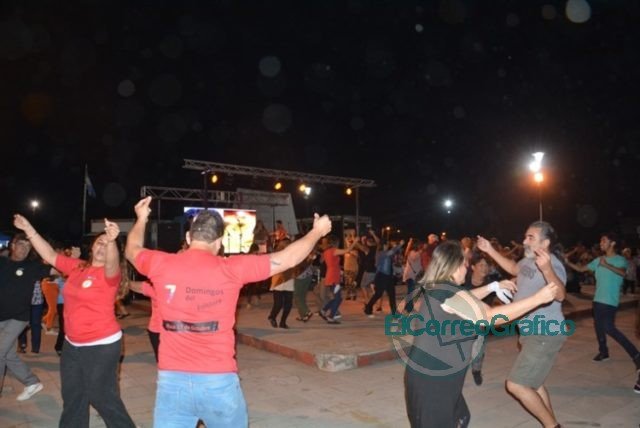 Comenzó el popular festival “7 Domingos del Folclore” en la plaza “17 de Octubre”