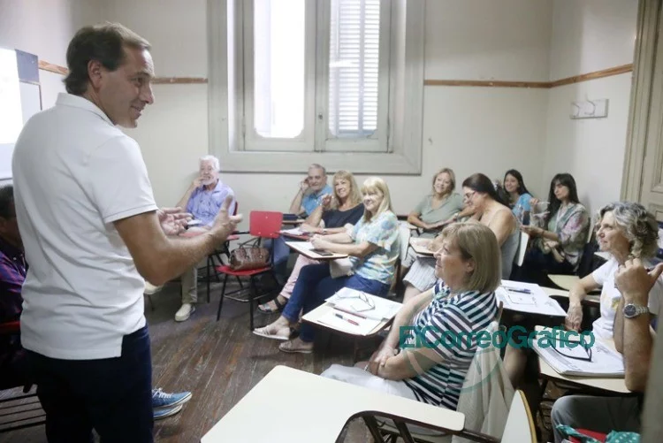 Garro recorrió los talleres que la Escuela Taller Municipal de Arte dicta en el Pasaje Dardo Rocha