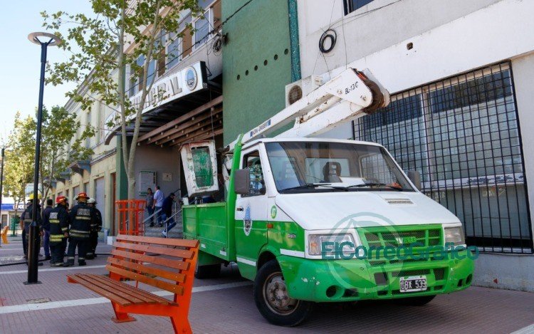 Incendio de la fachada del Teatro Municipal de Ensenada
