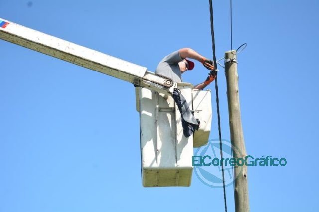 Instalación y reparación de luminarias en barrios de la Delegación Zona I