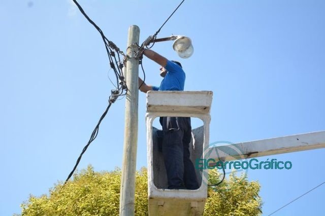 Instalación y reparación de luminarias en barrios de la Delegación Zona I