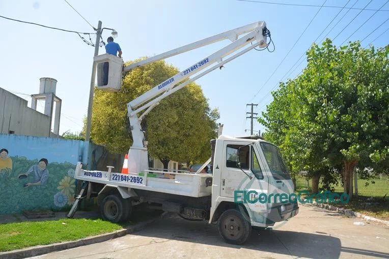 Instalación y reparación de luminarias en barrios de la Delegación Zona I