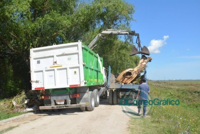 Operativo de limpieza en La Franja con maquinaria del Municipio de Ensenada Operativo de limpieza en La Franja con maquinaria del Municipio de Ensenada