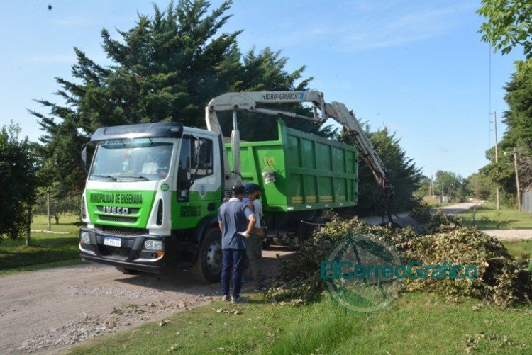 Operativo de limpieza en La Franja con maquinaria del Municipio de Ensenada