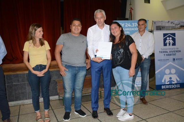 Cagliardi y Raverta encabezaron acto de entrega de escrituras de propiedad