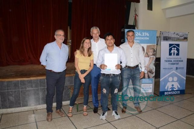 Cagliardi y Raverta encabezaron acto de entrega de escrituras de propiedad