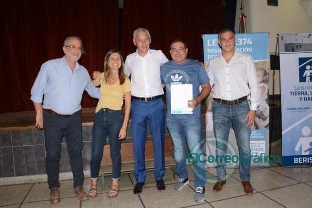 Cagliardi y Raverta encabezaron acto de entrega de escrituras de propiedad