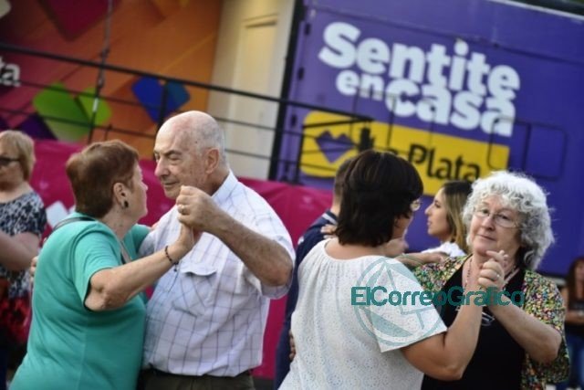 Garro compartió una tarde de baile y tango junto a más de 300 adultos mayores