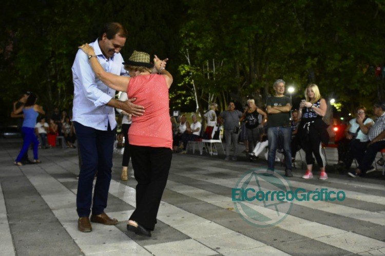 Garro compartió una tarde de baile y tango junto a más de 300 adultos mayores